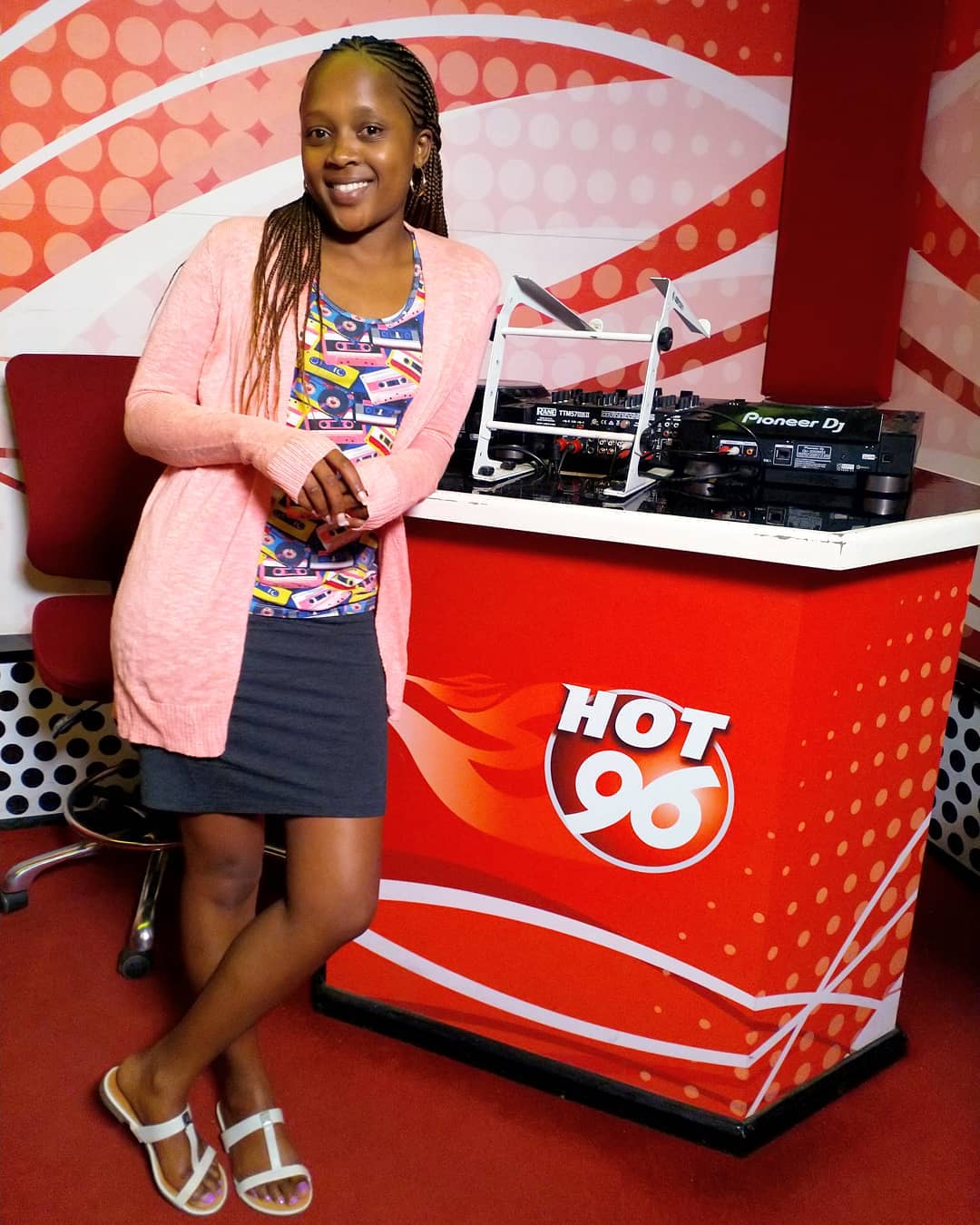 2018-09-15-Shix Kapienga: Is Cute And All While Posing Next To The Decks At Hot 96 FM Studio, Where Is MC Jesse?